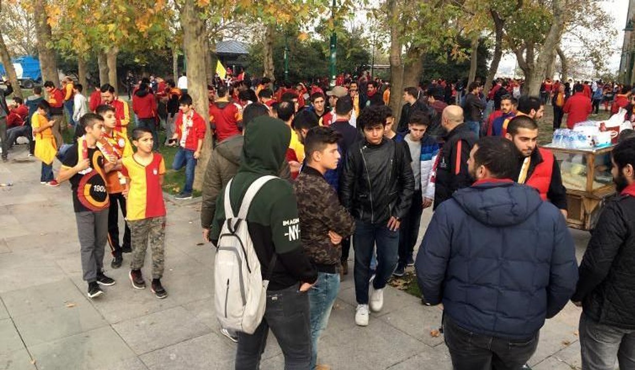 Derbi için gözler  Vodafone Park'ta... Galatasaray taraftarı stada sloganlarla geldi