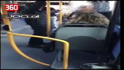 Download Video: I afrohet dhe i tregon organin gjenital, maniaku i autobusëve nuk përmbahet para vajzës së re (360video)