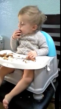 Ce bébé s'endort en mangeant une tartine au nutella !