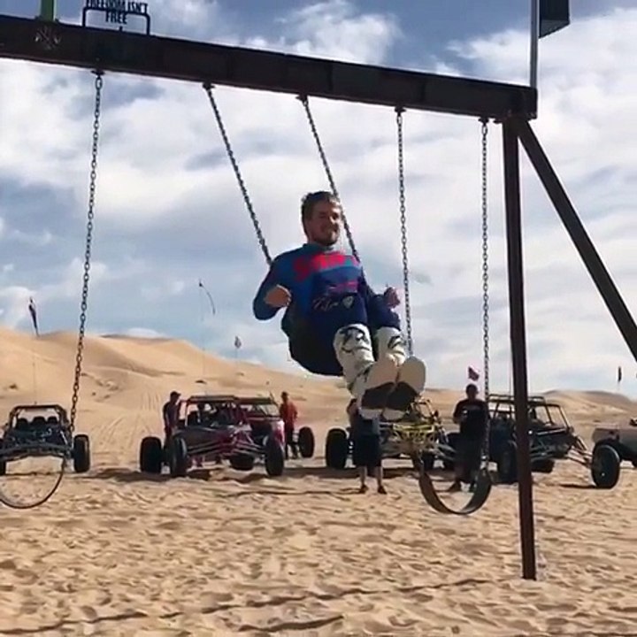 Faire un backflip en balançoire ? Mauvaise idée LOL