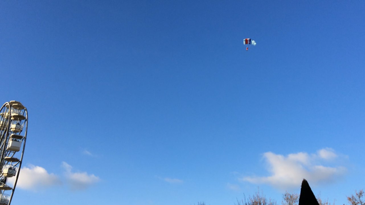 Le Père Noël arrive en parachute