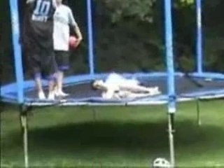 il atterit dans le panier de basket!!!aie aie