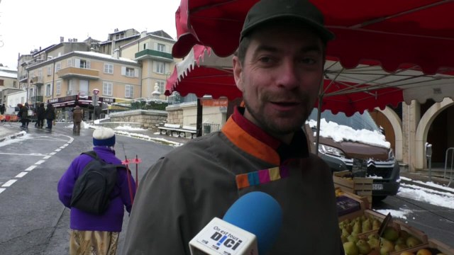 Alpes de Haute Provence : Ambiance blanche au marché de noël de Sisteron