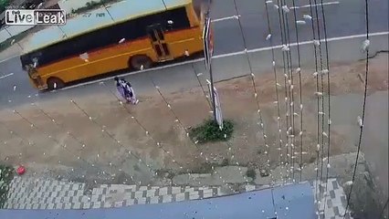 Le motard et son passager ont eu très chaud...