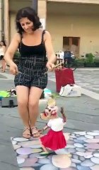 Danse irréelle d'une marionnette