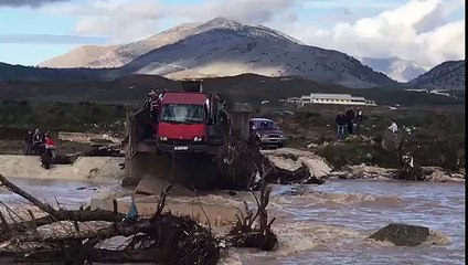 Pamje të frikshme, shembet ura furgoni me njerëz ngel në ajër