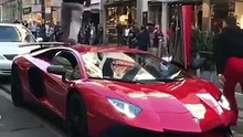 Il court sur une Lamborghini Aventador SV