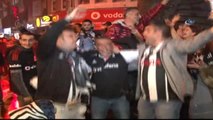 Beşiktaşlı Taraftarlar Galibiyeti Çarşı'da Kutladı