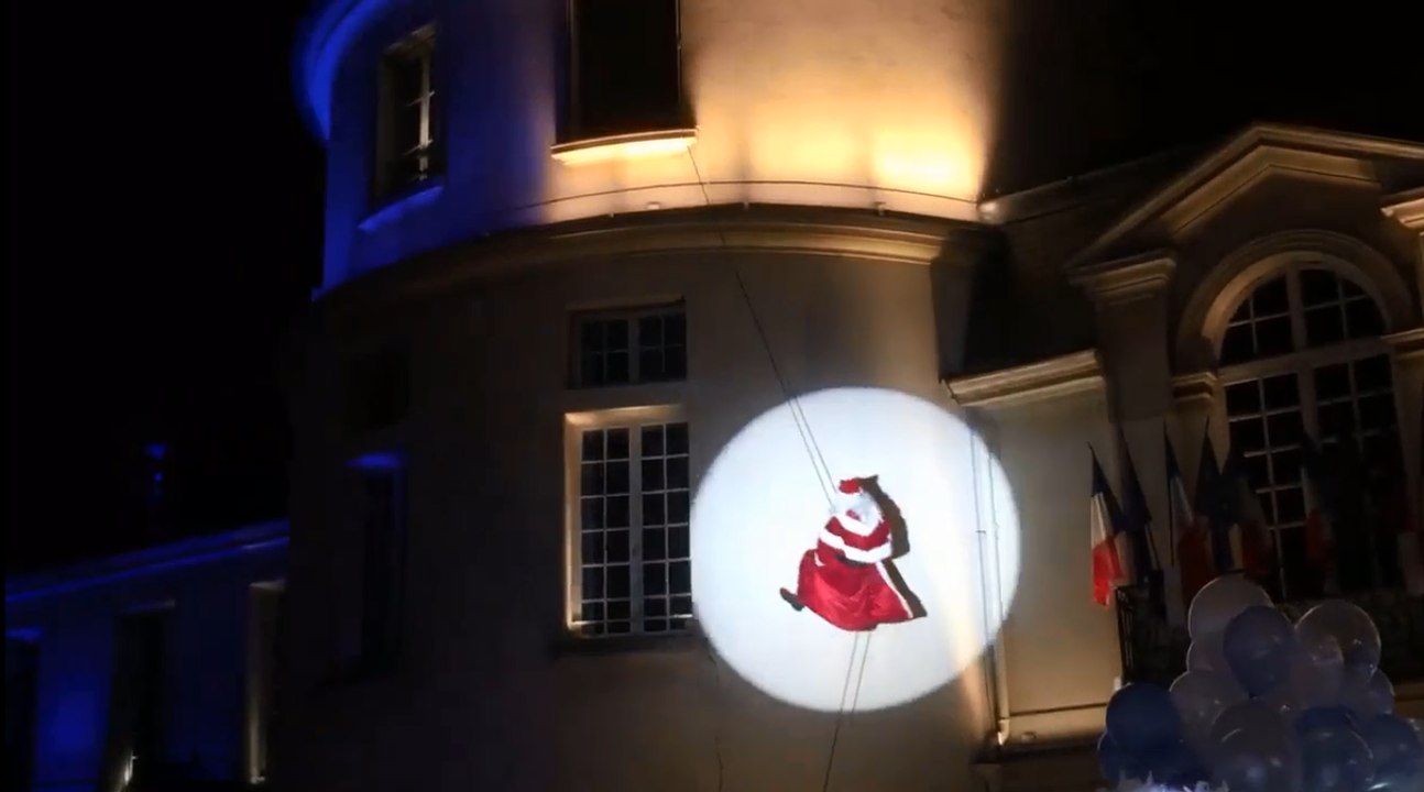 Le Père-Noël chute lors d’une descente en rappel.