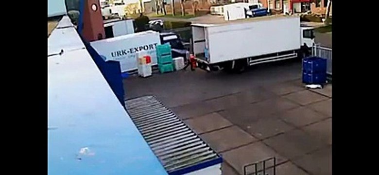 Il a faillit se noyer en déchargeant son camion... Grosse boulette