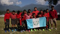 Las futbolistas indígenas de Guatemala juegan con su traje ancestral como uniforme