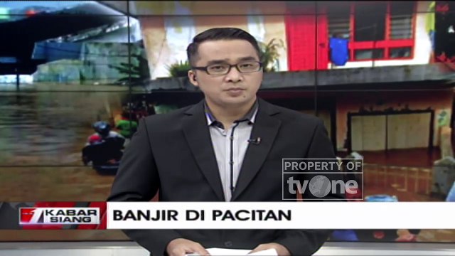 Rekaman Detik-detik Jembatan Putus Diterjang Banjir Bandang di Pacitan