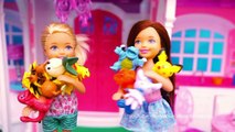 Juguetes de Barbie - Chelsea la hermana de Barbie juega Pokemon Go y los Pokemon cobran vida