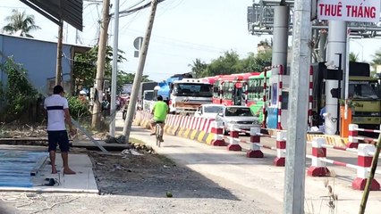 Clip Cận cảnh người lạ hăm dọa tài xế qua trạm BOT Cai Lậy