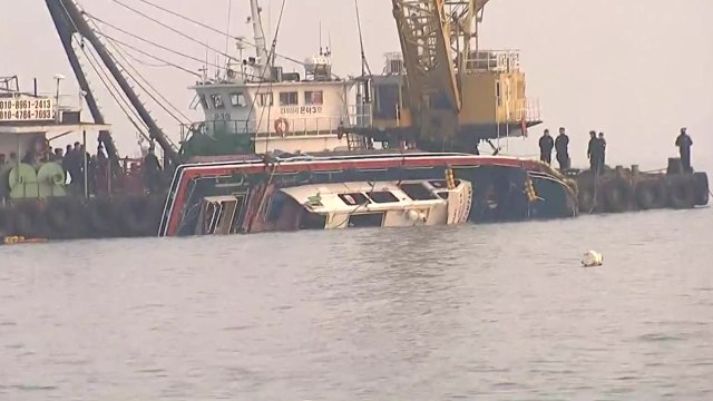 [현장영상] '영흥도 낚싯배 전복' 모습 드러낸 사고 어선 / YTN