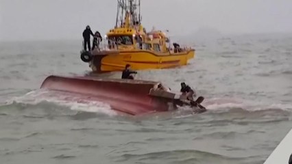 뒤집힌 낚싯배...인명피해 왜 컸나? / YTN