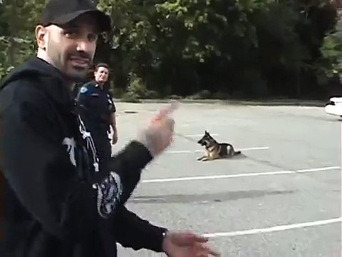 Policajac je prišao psu i dao mu naredbu, a ono što je uslijedilo je nevjerovatno