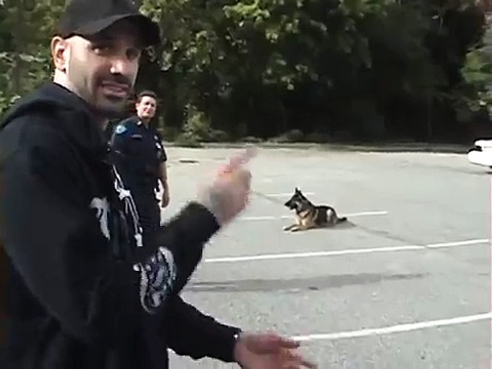 Policajac je prišao psu i dao mu naredbu, a ono što je uslijedilo je nevjerovatno