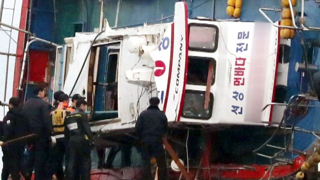 인양된 선체에 실종자 2명 없어...수색 작업은 계속 / YTN