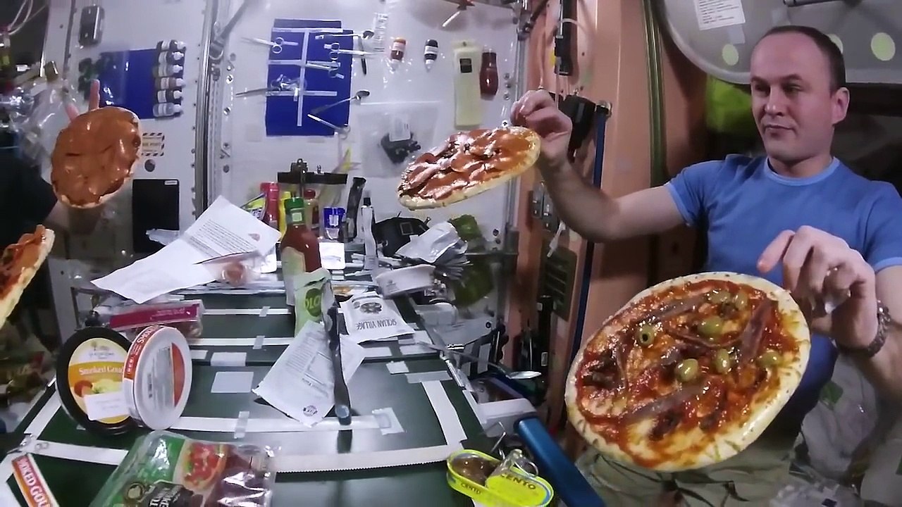 Soirée pizza sans apesanteur dans la station spatiale internationale !