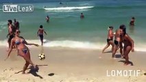 Ces femmes jouent au foot sur la plage comme messi et ronaldo !