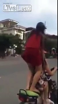 Debout sur le scooter.. Puis à plat sur la route !