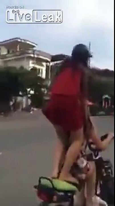 Debout sur le scooter.. Puis à plat sur la route !