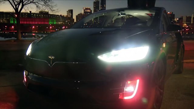 Show de lumières de Noël... sur une voiture Tesla !
