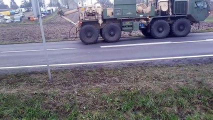 L'armée américaine plante un blindé en Pologne sur le bord de la route..