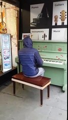 Pianiste joue sur piano public dans la rue (Manchester)