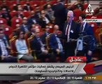 وزير الاتصالات يهدى الرئيس السيسي أول تليفون محمول صنع فى مصر