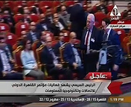 وزير الاتصالات يهدى الرئيس السيسي أول تليفون محمول صنع فى مصر
