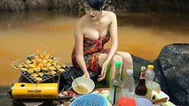New Video 2017 - Beautiful Girl Grilled Crab with Egg Recipe near River Angkor Wat Temple _ Ever