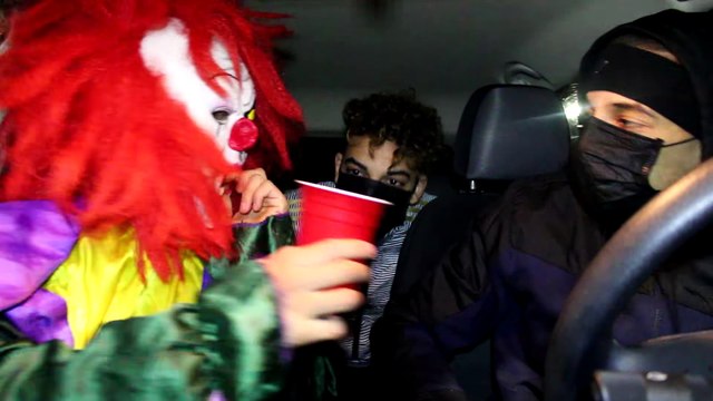 LE CLOWN TUEUR TENTE UN SALTO ARRIÈRE IL SE RATTE -! ( CA TOURNE MAL )