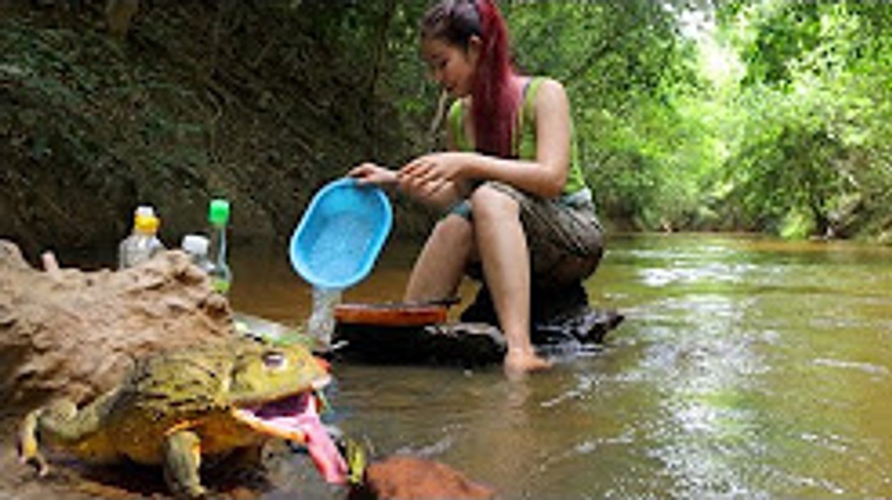 FRY FROG ON THE RIVER BY MY SISTER _ VILLAGE FOOD FACTORY