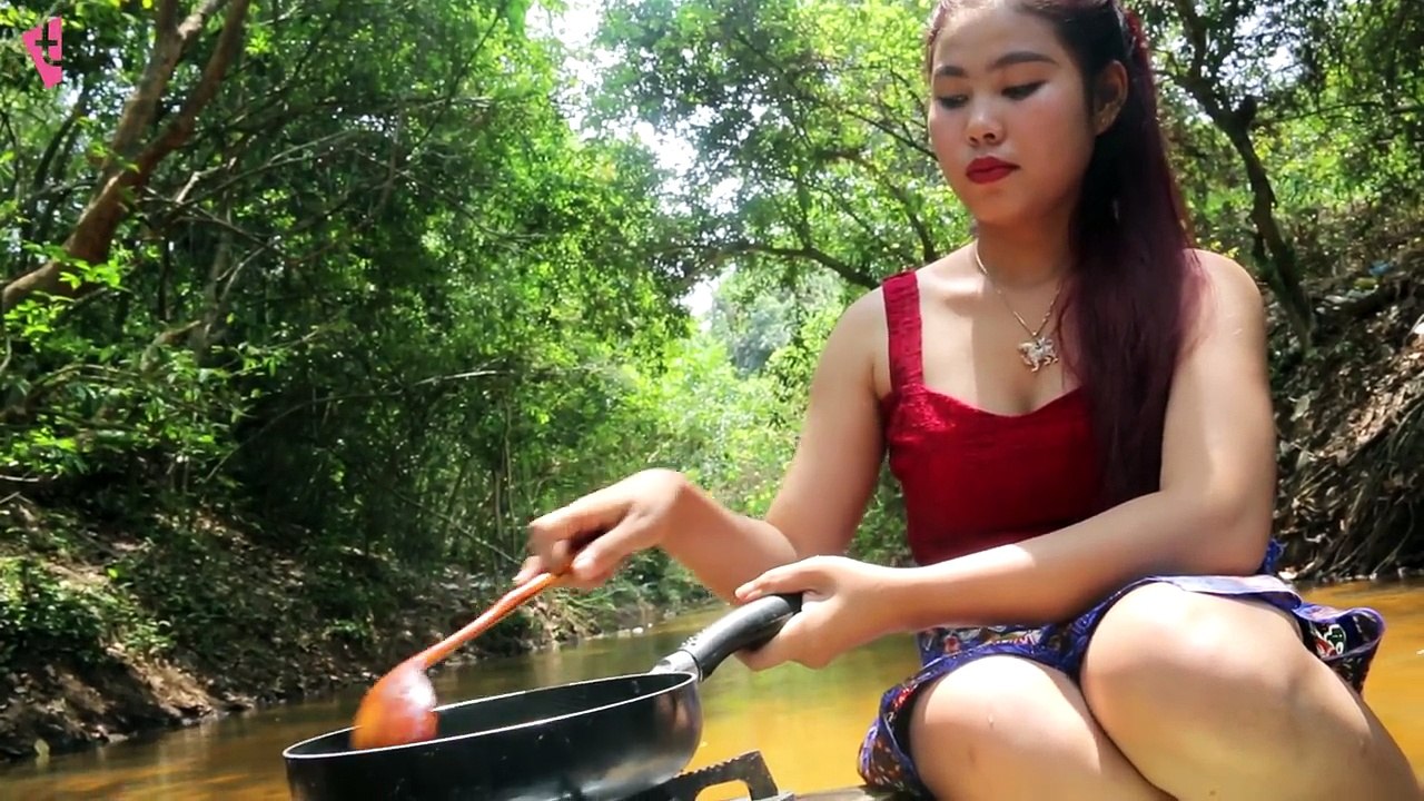 Viral Video Food 2017 - Beautiful Girl Fry Crap on River at Angkor Wat Temple _ VILLAGE FOOD FACTORY
