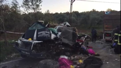 Mültecileri Taşıyan Minibüs ile Kamyon Çarpıştı: 10 Ölü, 7 Yaralı