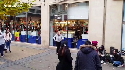 UK 'granny' dances to busker's 'Wonderwall'