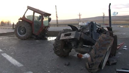 Tırın Çarptığı Traktör İkiye Ayrıldı: 2 Yaralı