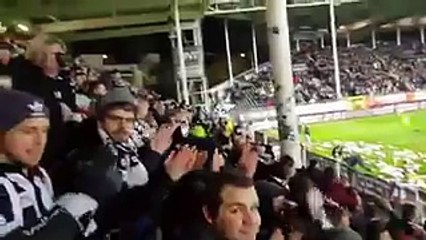 Çocuklar için sahaya oyuncak attılar