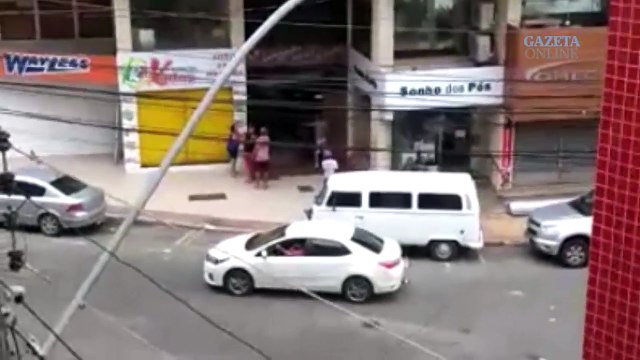 Cavalos soltos no centro de Guarapari