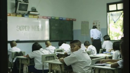 Učiteljica je da učenicima zadatak da nacrtaju superheroja. Crtež jednog dječaka ju je ostavio bez teksta