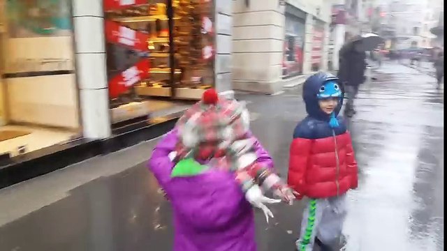 Mira ilk Defa Taksim 'i Geziyor | Eğlenceli Çocuk Videosu | UmiKids