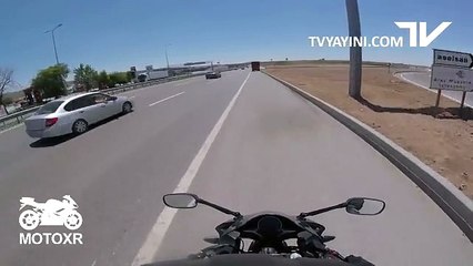 Otoyolda Geri Gelen Tırın Altında Kalmaktan Son Anda Kurtulan Motorcu