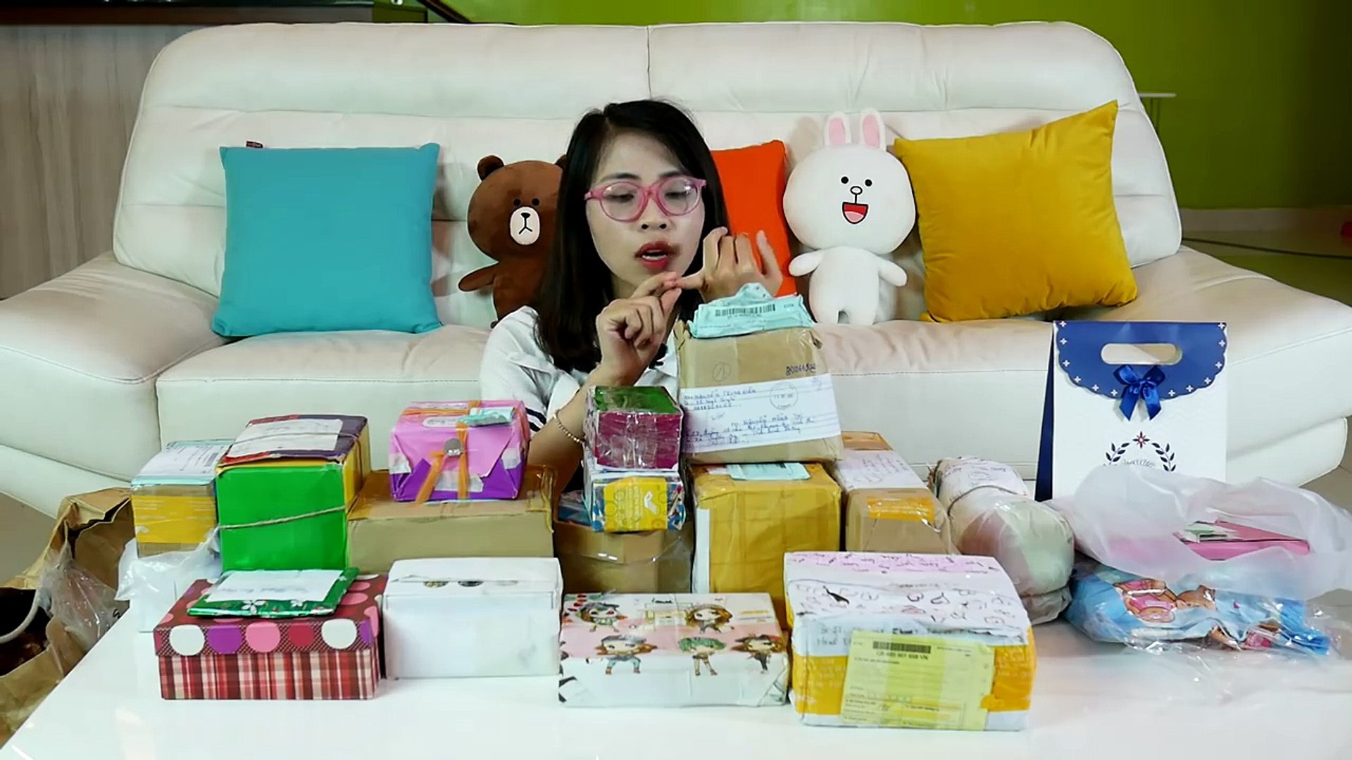 Bóc Quà Tặng Từ Các Bạn Thành Viên Nhân Dịp Chị Thơ Chuyển Nhà - Video  Dailymotion