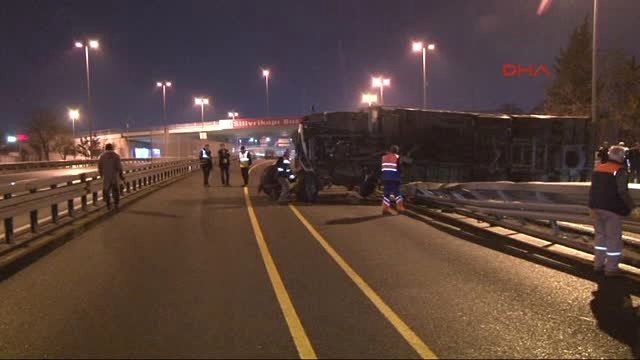Tır Metrobüs Yoluna Girdi, Yaralılar Var