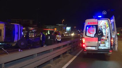 Tır, Metrobüs Yoluna Girdi: 3 Yaralı