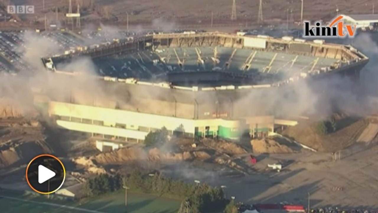 Pontiac Silverdome stadium fails to implode near Detroit