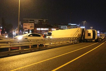 Metrobüs Yoluna TIR Devrildi: 1'i Ağır, 3 Yaralı
