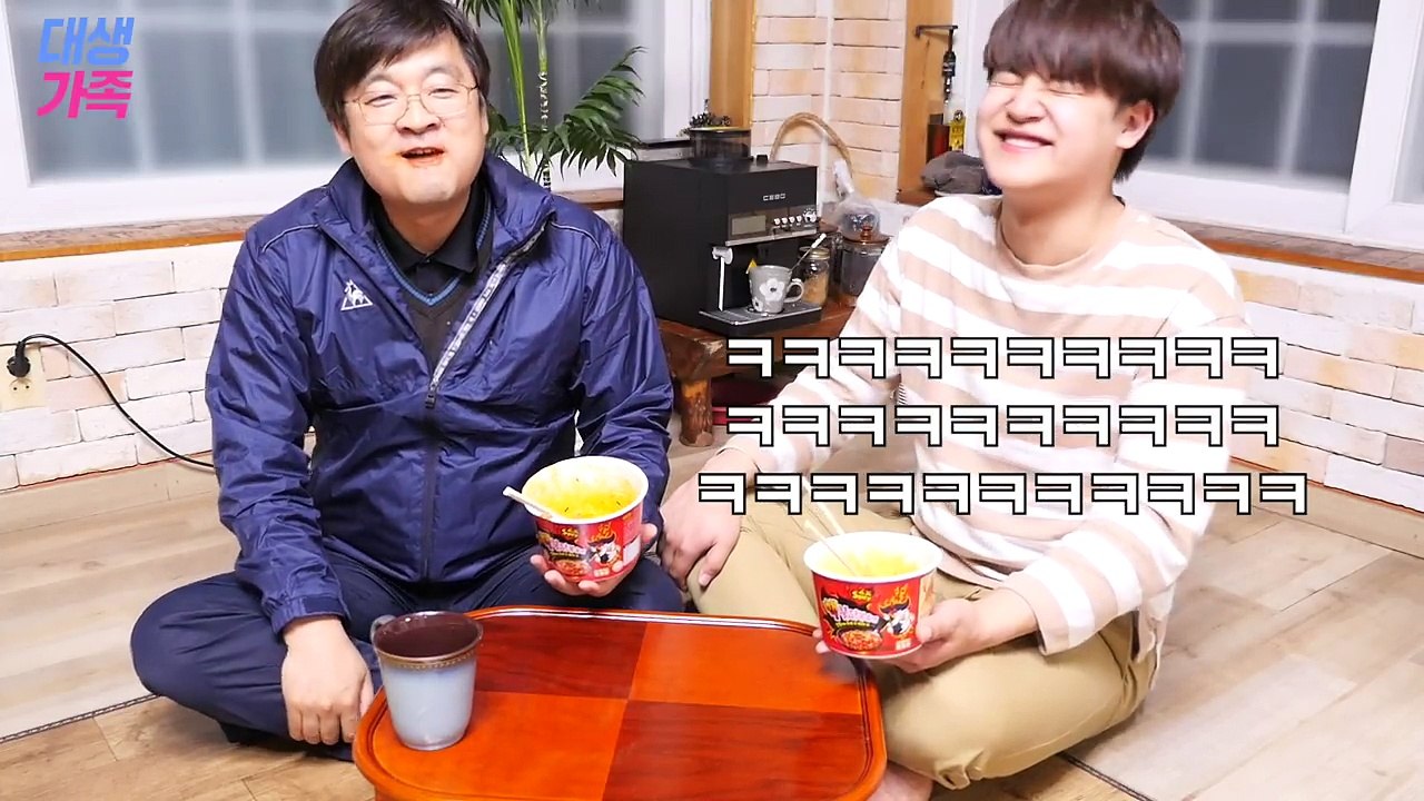 난생 처음 핵불닭볶음면을 먹어본 할머니와 가족들의 반응은? [ 공대생네 가족 ]